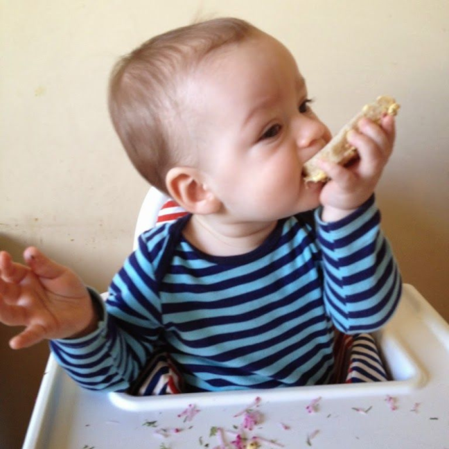 niemowlę je kanapke z wiosenną pastą kanapkową z rzodkiewką