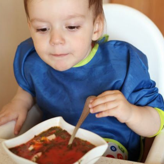 niemowlę je zupę z botwinki