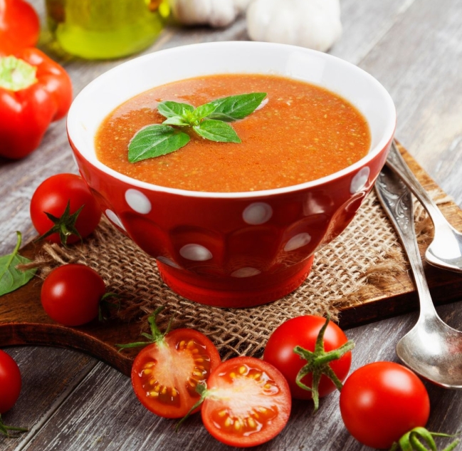 Bardzo prosta zupa pomidorowo – cukiniowa