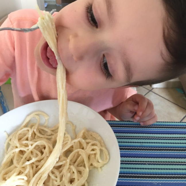 dziecko je makaron z sosem ze szparagów