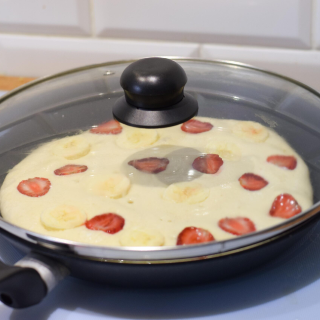 Puszysty omlet owocowy