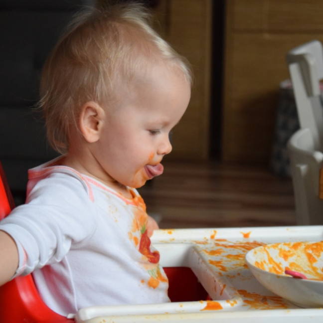 niemowlka je zupę pomidorową z ciecierzycą