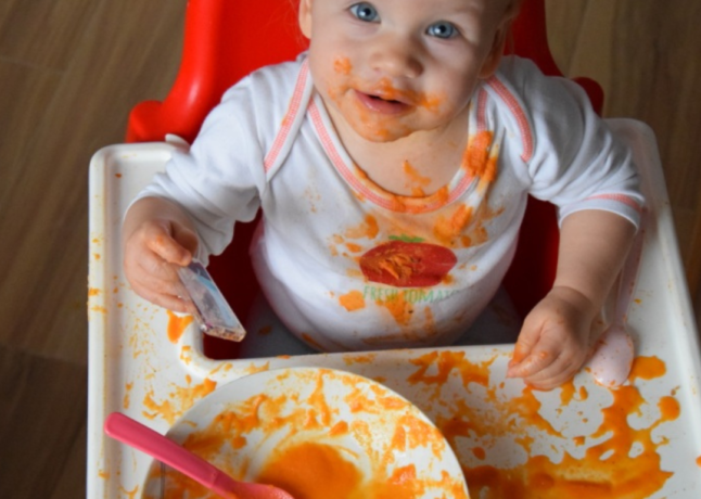 niemowlę je samodzielnie zupę pomidorową