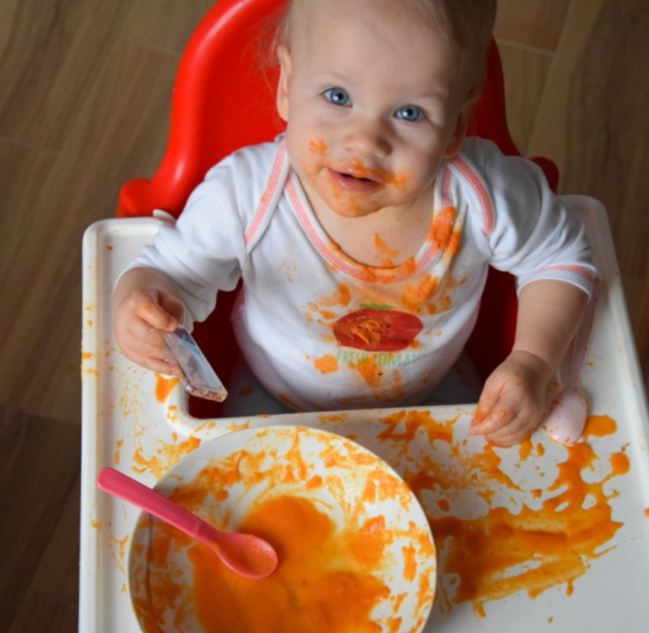 niemowlę je samodzielnie zupę pomidorową