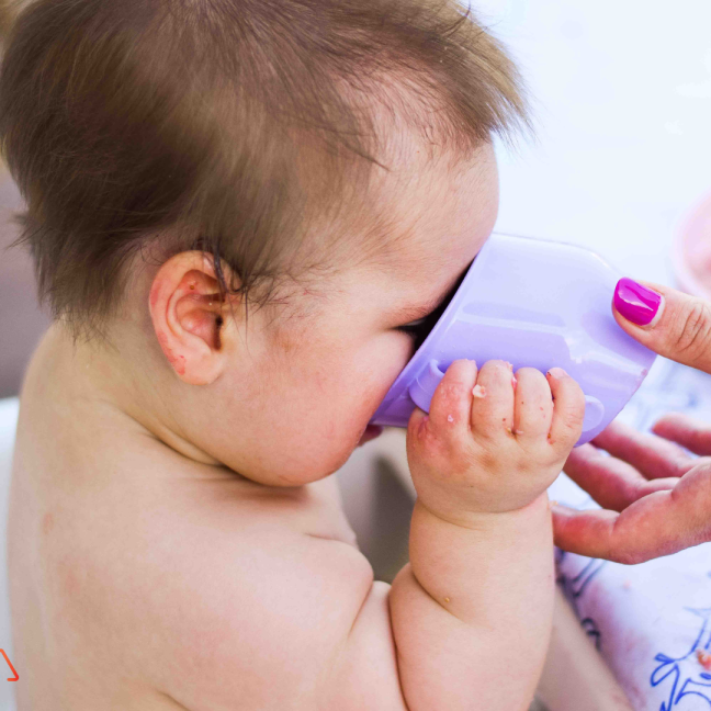 niemowlę pije z doiyd cup