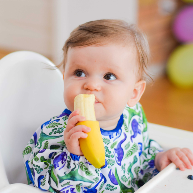 niemowlę je banana