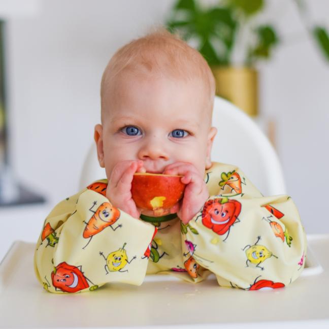 niemowlak je jabłko