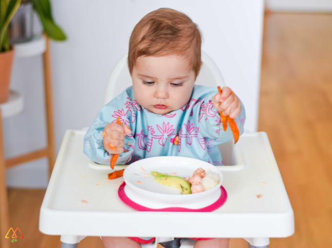 niemowlę samodzielnie je frytki z pieczonych warzyw