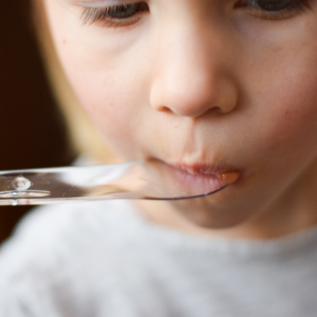 Jak właściwie karmić dziecko łyżeczką?