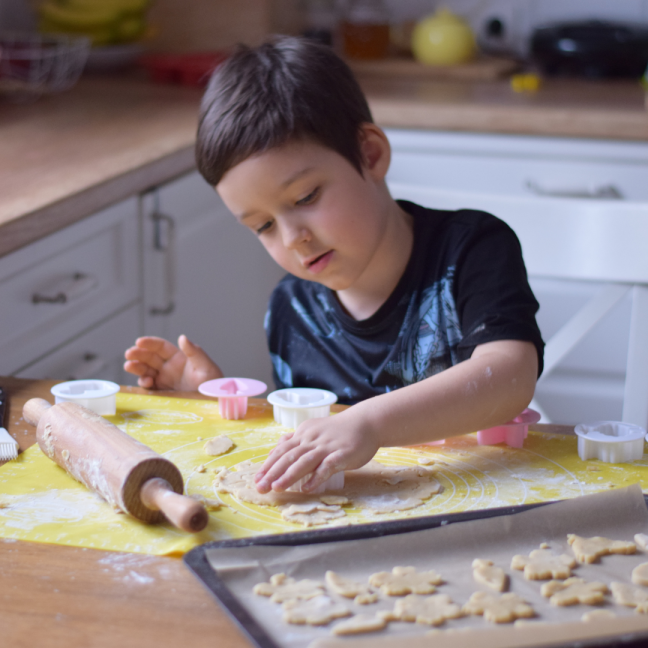 chłopiec robi ciasteczka
