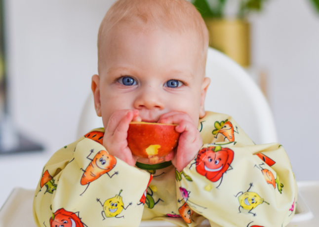 niemowlę je jabłko