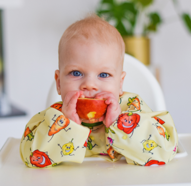 niemowlę je jabłko