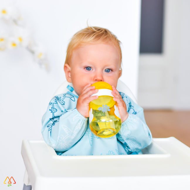 niemowlę pije z bidonu mepal