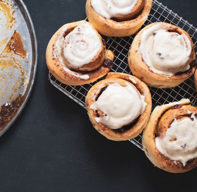 Miękkie cynamonowe ślimaczki z rodzynkami