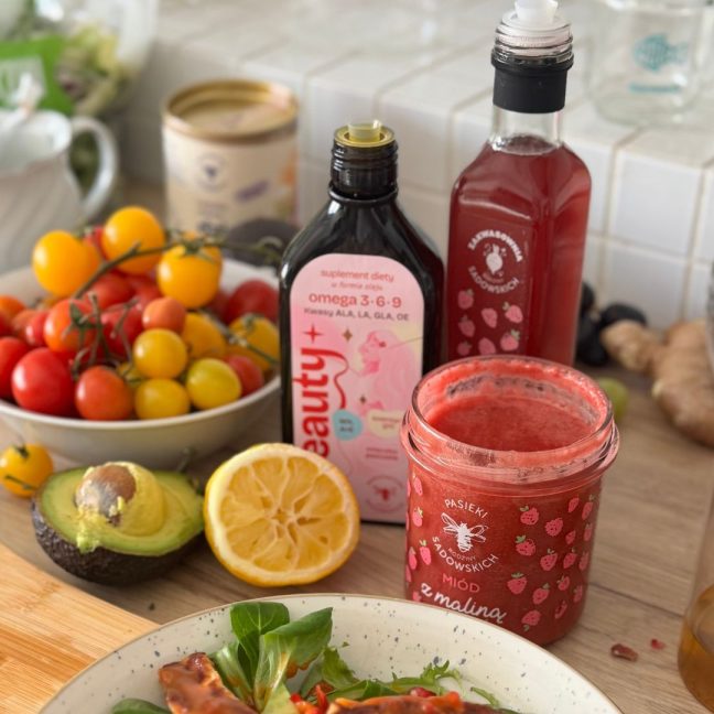 sałatka z halloumi i malinowym dressingiem