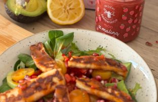 sałatka z halloumi i malinowym dressingiem