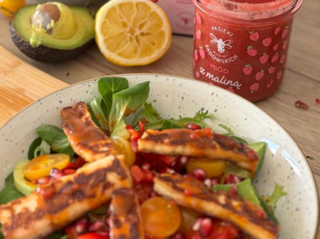 sałatka z halloumi i malinowym dressingiem