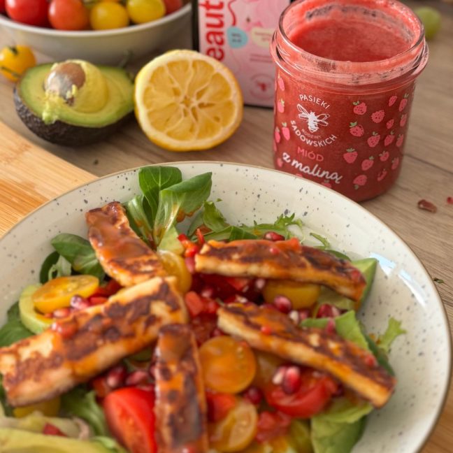 sałatka z halloumi i malinowym dressingiem