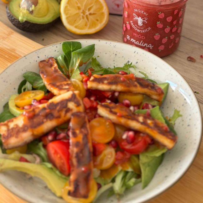 sałatka z halloumi i malinowym dressingiem