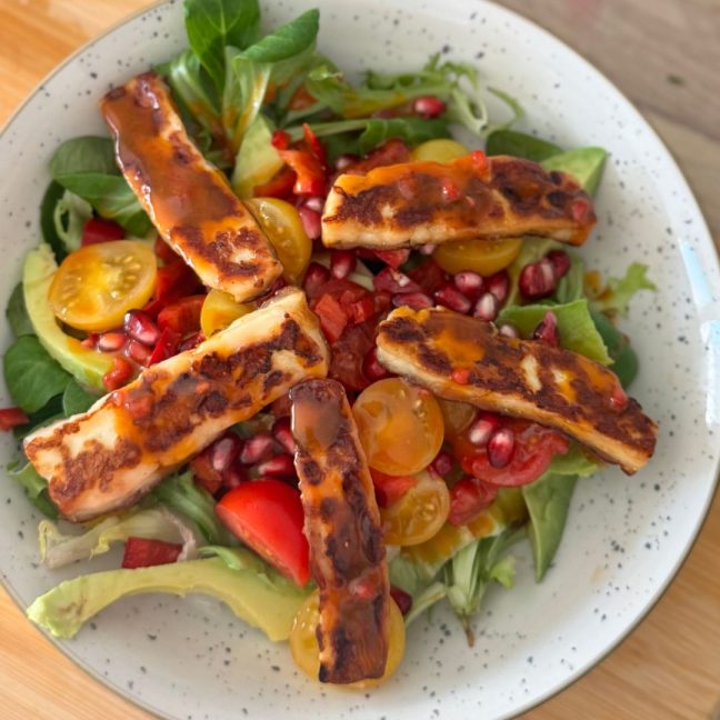 sałatka z halloumi i malinowym dressingiem